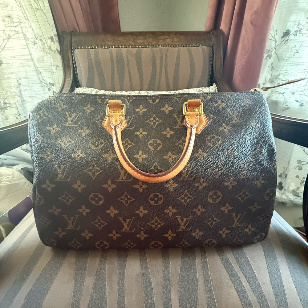 Louis Vuitton Speedy 35 Monogram Canvas Bag. i do not have lock or key.